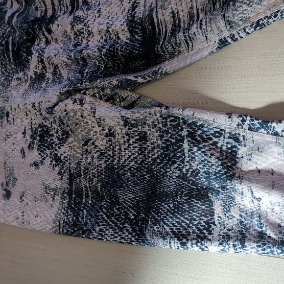 Fabletics snake print mid-rise leggings - Picture 2 of 3